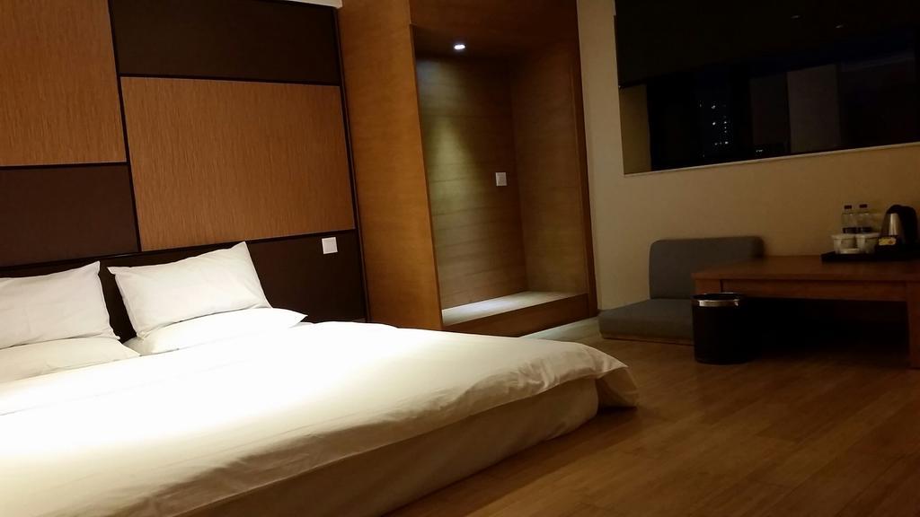Ji Hotel Wuhan Guanggu Plaza Ngoại thất bức ảnh